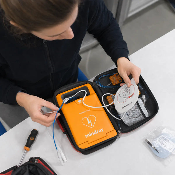 Remplacement des électrodes d’un défibrillateur Mindray