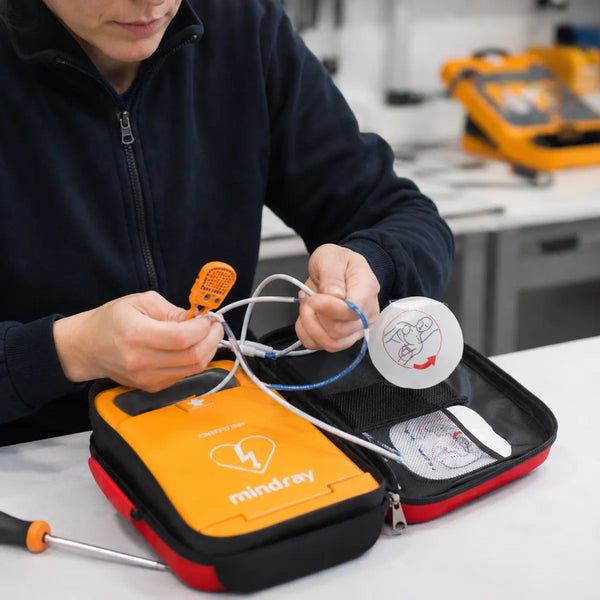 Branchement des électrodes d’un défibrillateur Mindray et sa sacoche