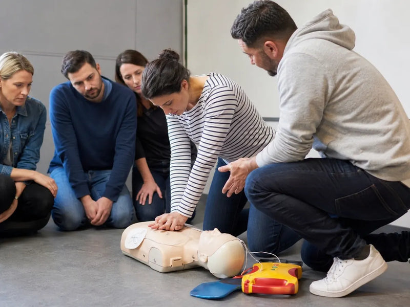 Formation de groupe au massage cardiaque et au défibrillateur