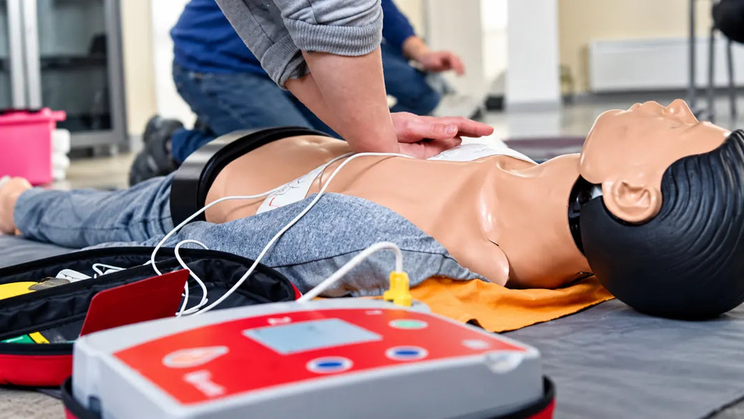 Formation au massage cardiaque et au défibrillateur sur mannequin